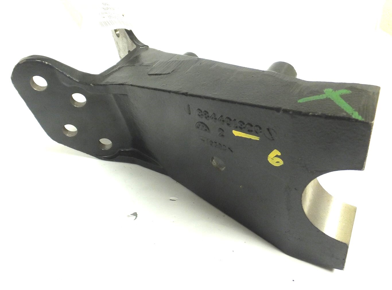 3844013C4 NEW OEM INTERNATIONAL LH CAB SIDE MOUNT BRACKET 3844013C3