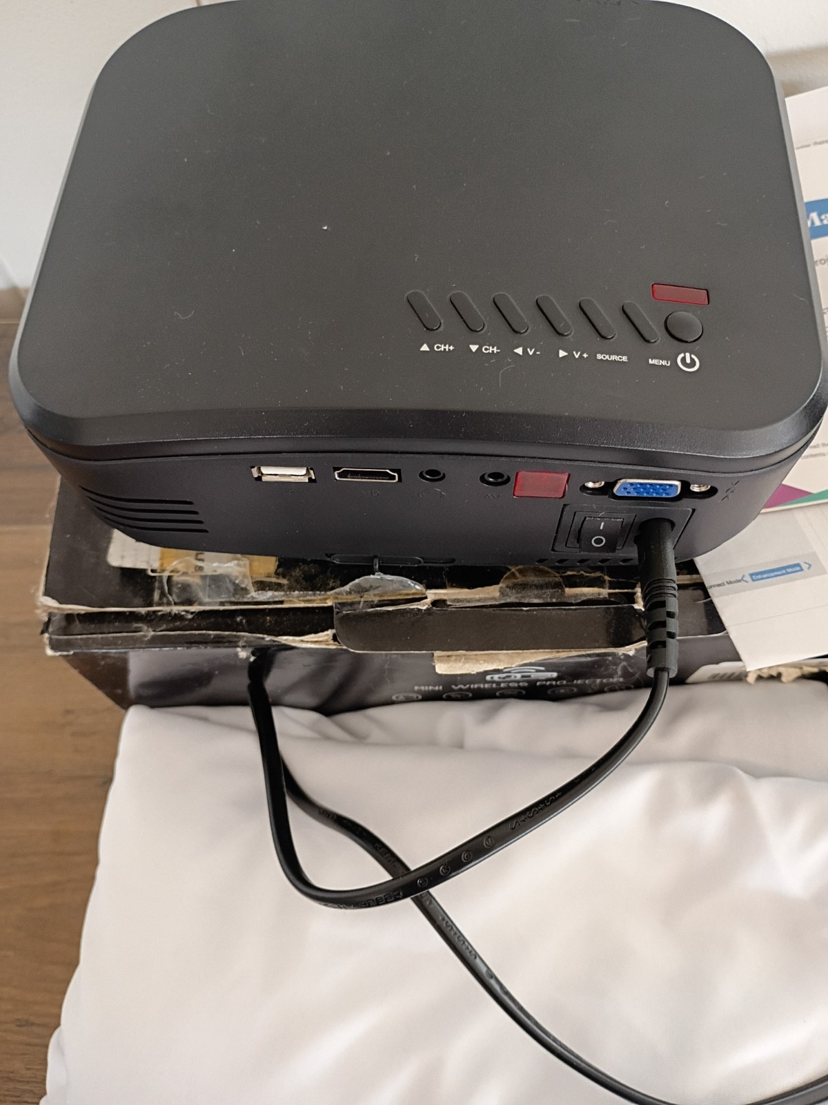 c6 mini wireless projector - with box and screen for use - tested and works.