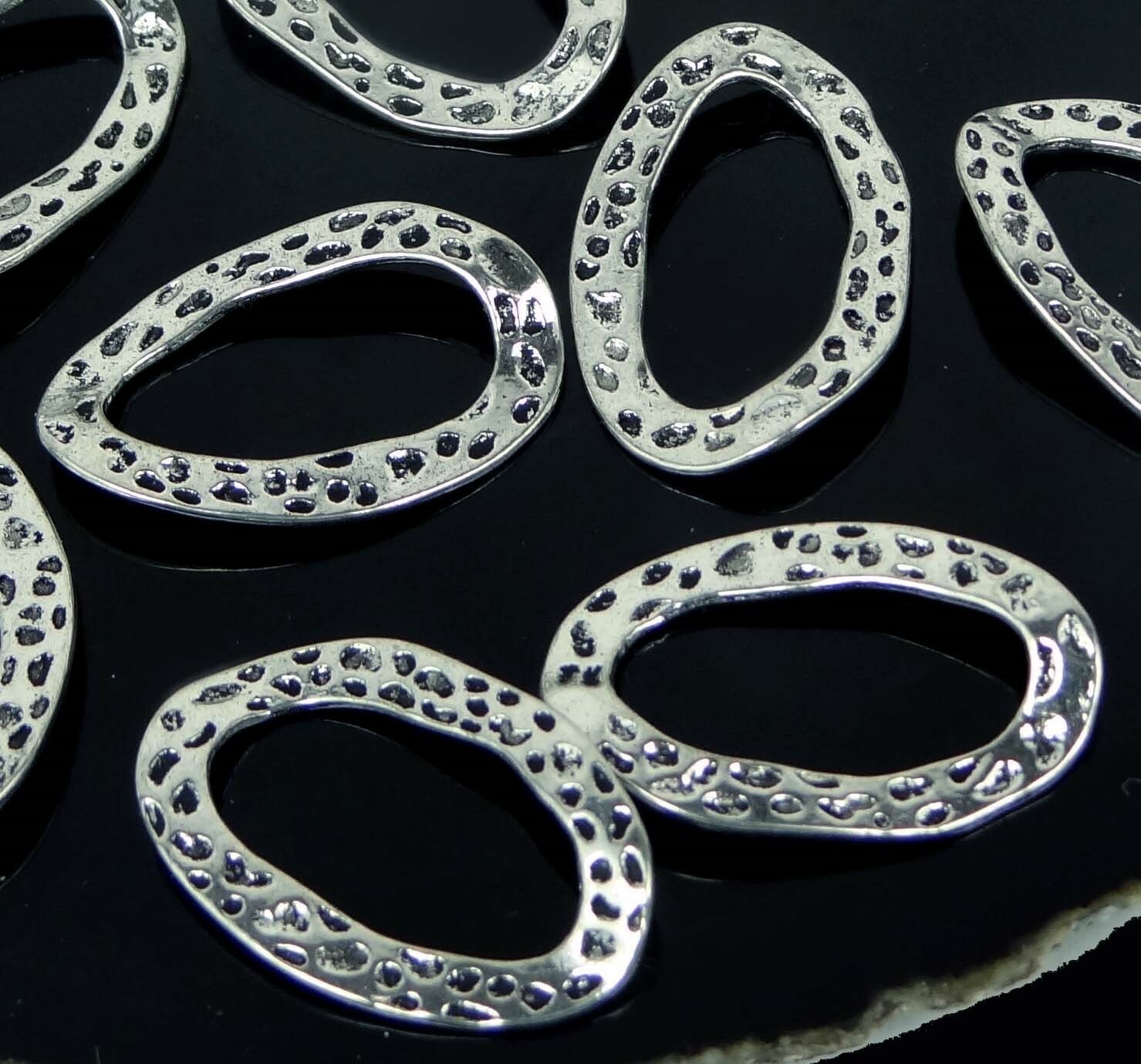8 Silver Pewter Hammered Wavy Oval Link Ring , two side 28x18mm