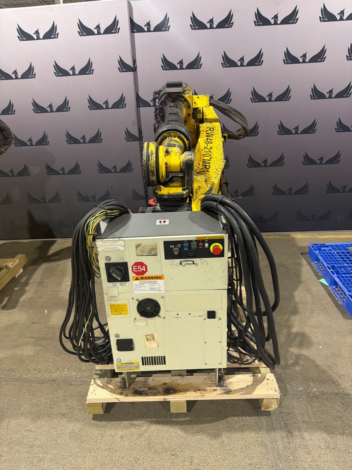 FANUC R‑2000iB/210F Complete w/ R‑30iB Controller USED