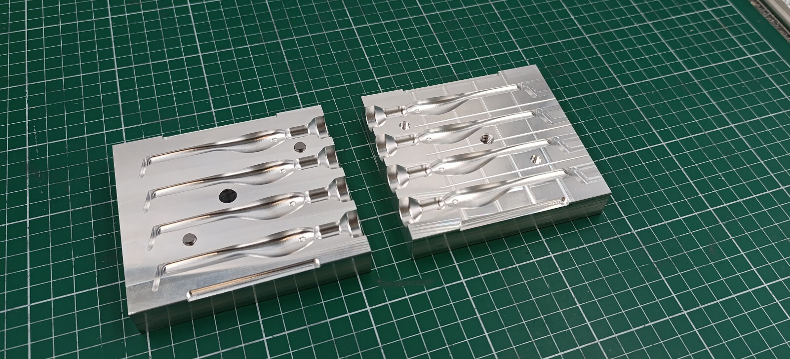 Four cavity CNC machined aluminum mold for 3" twitching shad lure production