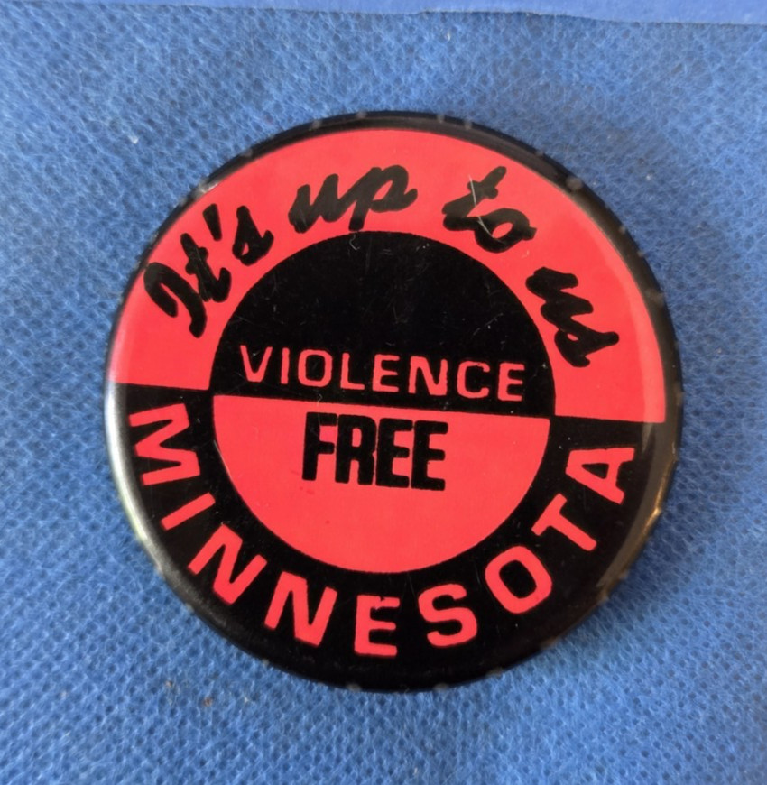 VTG 1980s Violence Free Minnesota 2.25” cello Cause Pinback Button F2