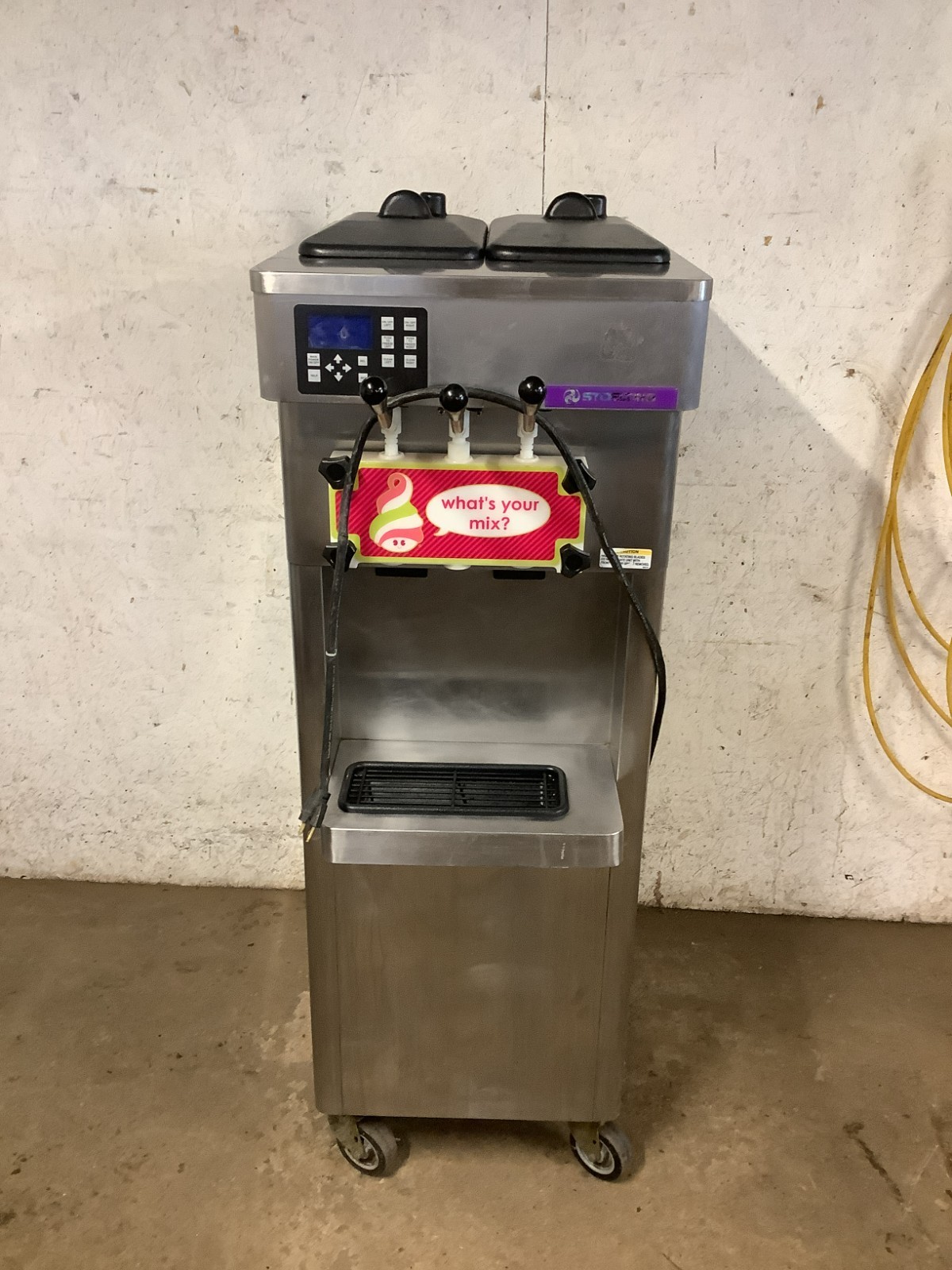 SOFT SERVE ICE CREAM/YOGURT MACHINE STOELTING F231 Water Cooled 1ph 208V Tested