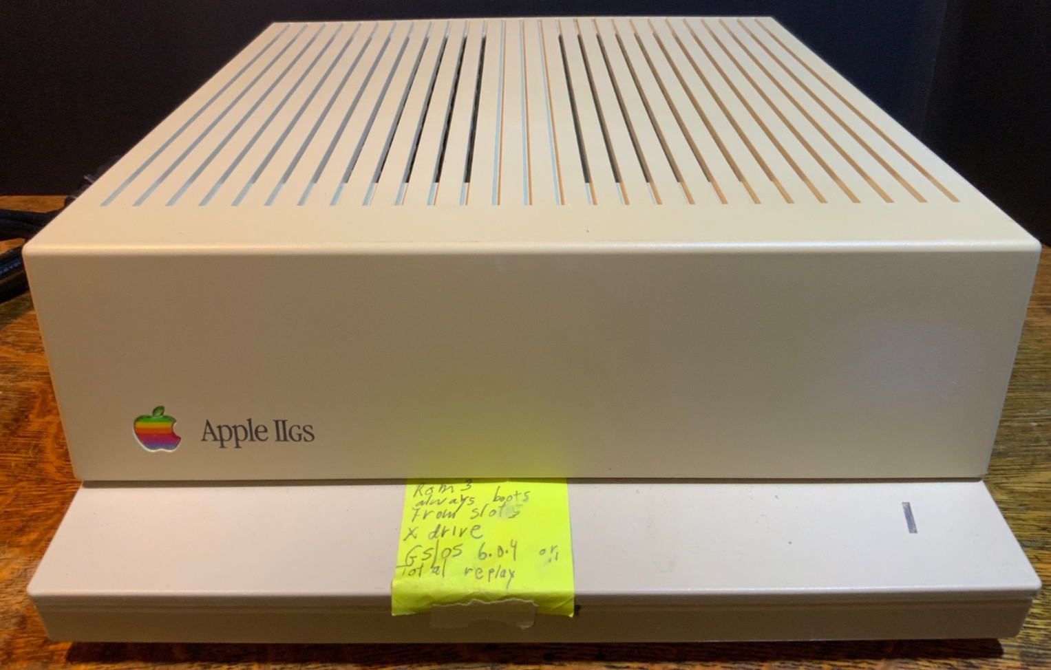 Apple IIGS A2S6000 Vintage Computer. Good condition, Powers On.