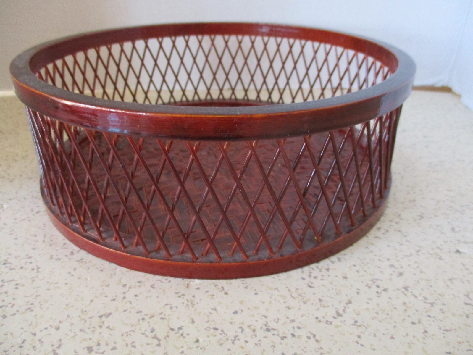 VINTAGE ROUND CENTERPIECE BASKET 9" DIA. X 3 1/4"  DEEP,  CLASSIC DESIGN, VG