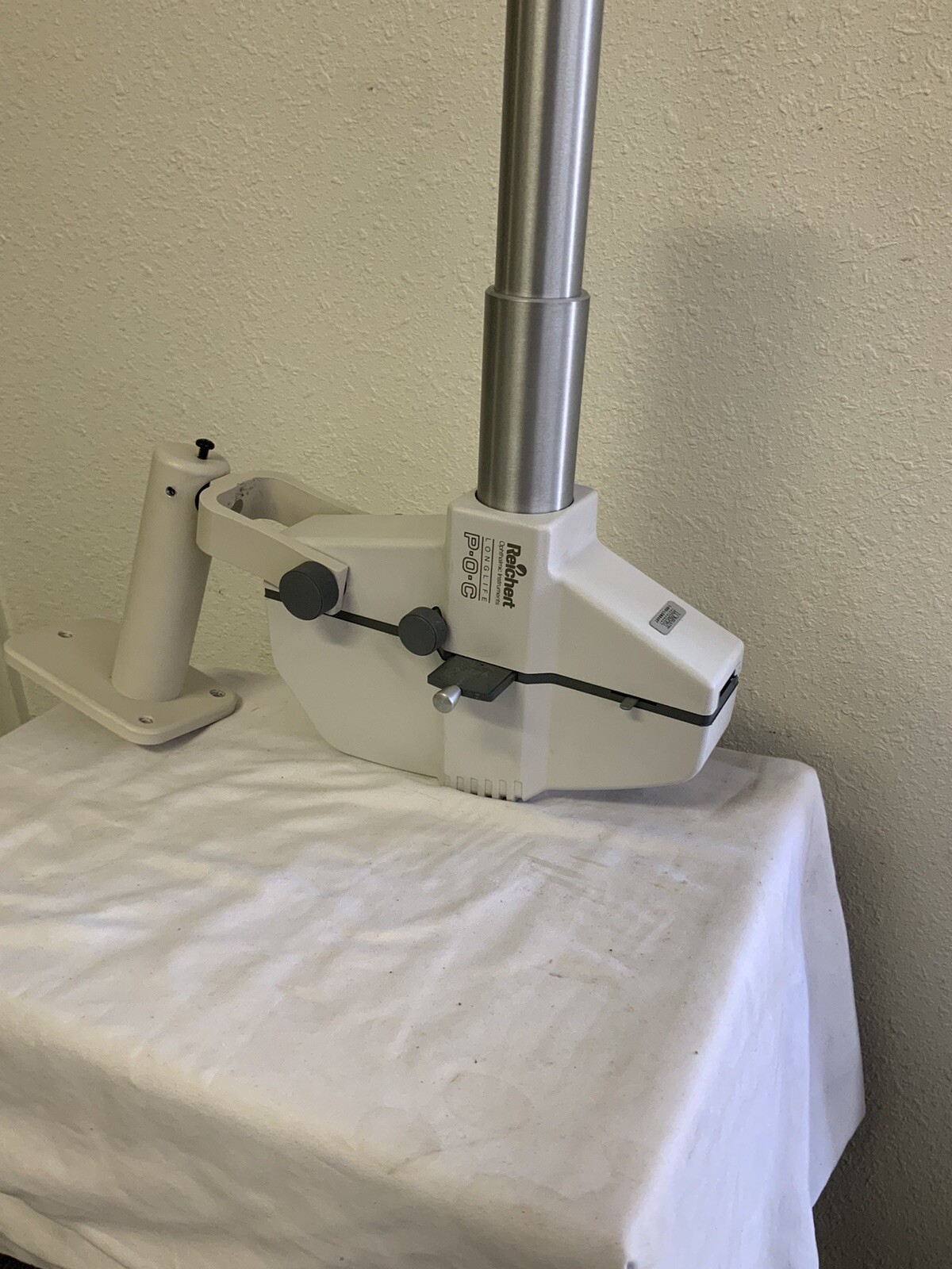 Reichert Longlife Projector w/ wall mount
