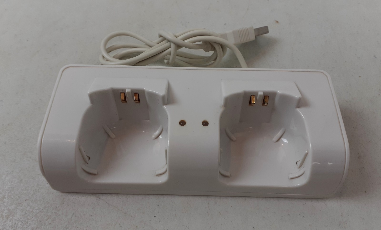 Old Skool Blue Light Dual Charging Dock Station for Wii & Wii U (WHITE) TESTED