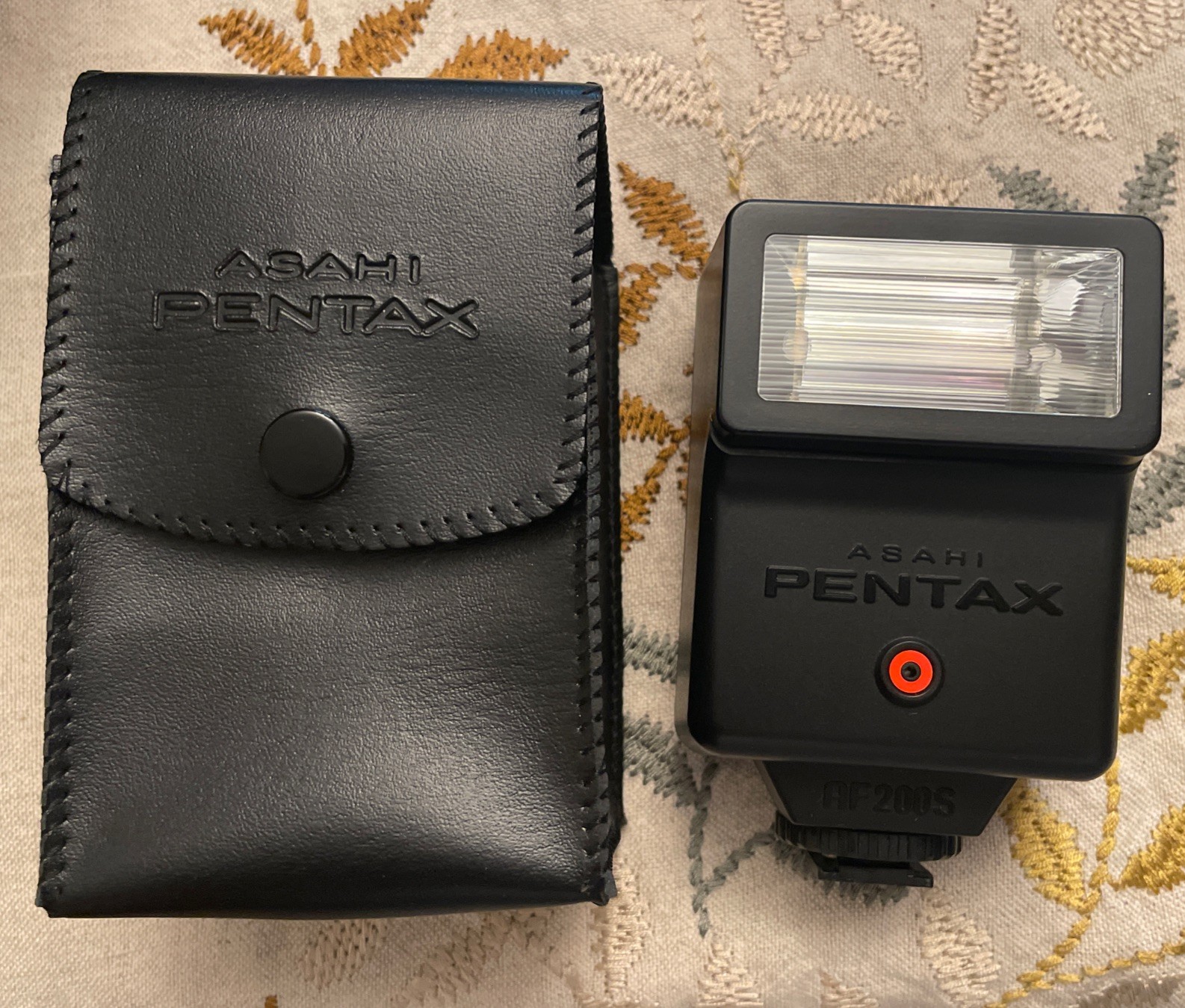 Pentax Asahi Flash AF 200S with Case