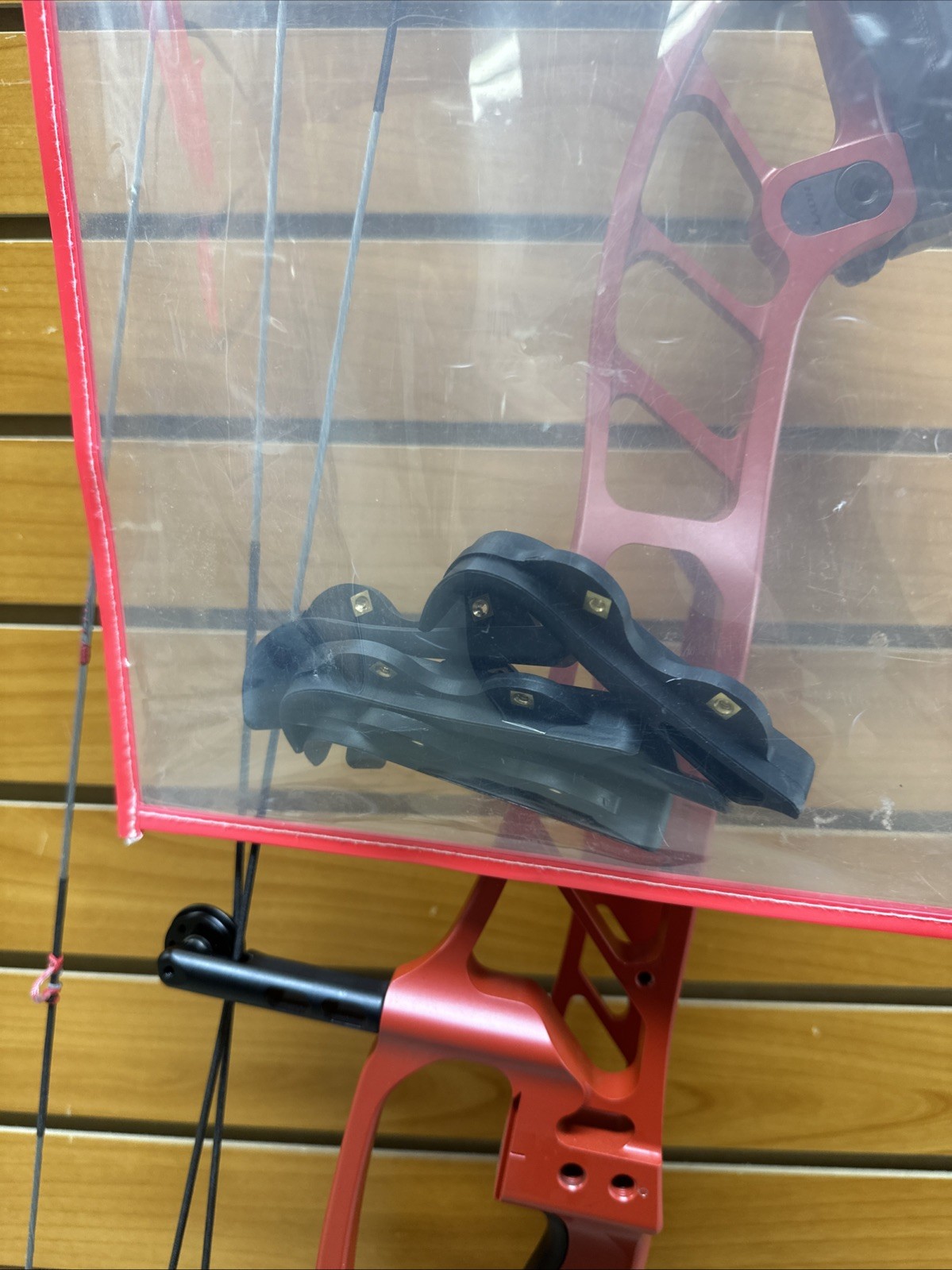 Hoyt Stratos 40 Compound Bow - RH - 50-60# - 25.5-29” - Item 6025