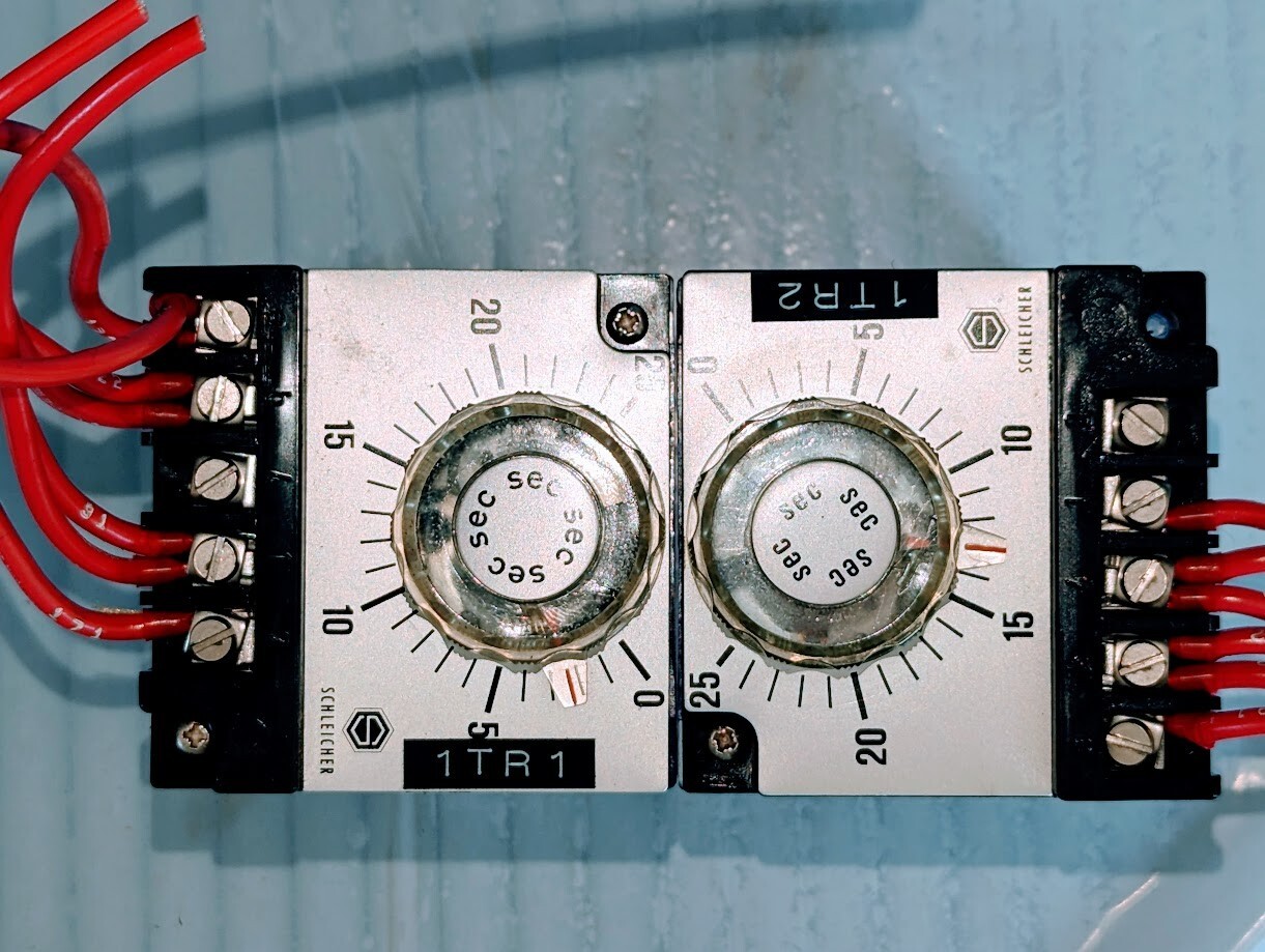 LOT OF 2 SCHLEICHER 1ZM 11 GZ8 TIMER RELAY .5-25 SECONDS 921964/1 24VAC