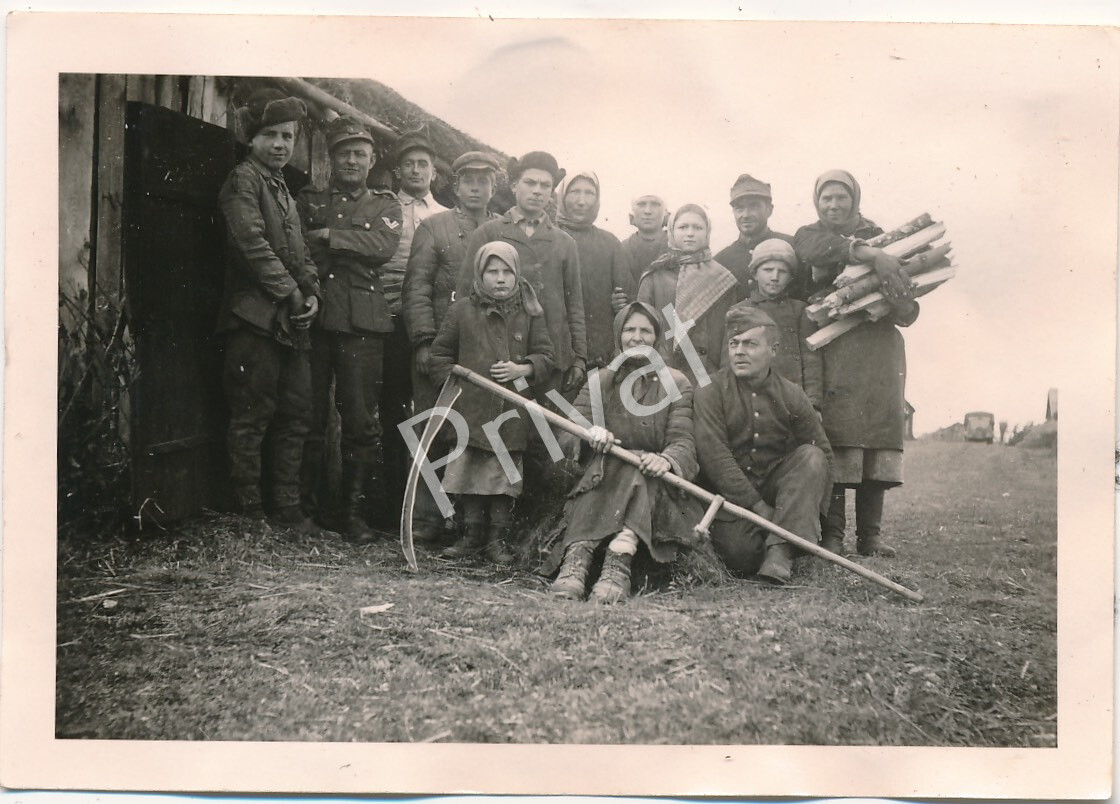 Photo WW II Wehrmacht Soldiers Farm Quarters Russia K1.60