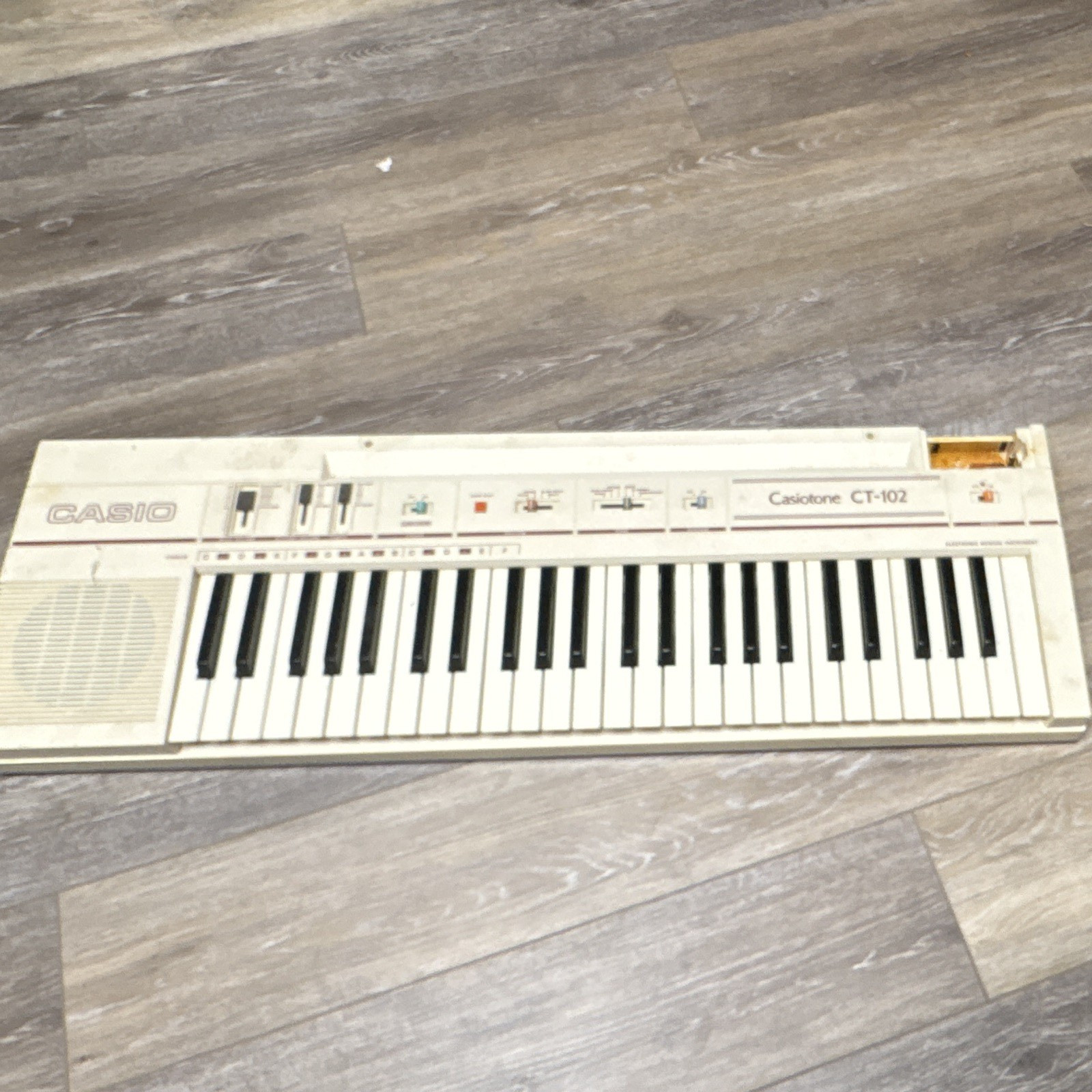 Casio Casiotone CT-102 32-Key Electronic Keyboard Built-In Speaker Beige
