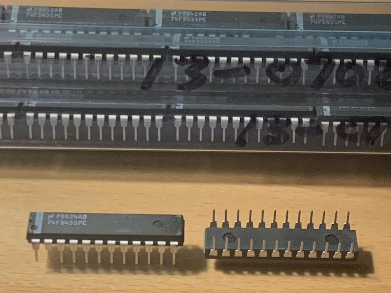 74F543SPC- National IC- 8-BIT REGISTERED TRANSCEIVER, TRUE OUTPUT, DIP24.