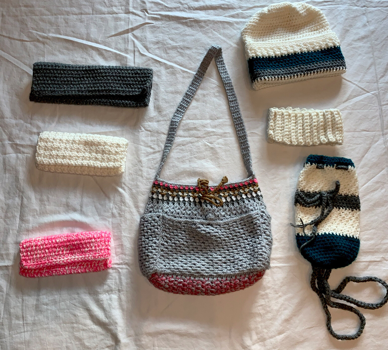 LOT OF 7 Womens handmade knit accessories 2 bags,  3 clutches, 1 hat, 1 headband