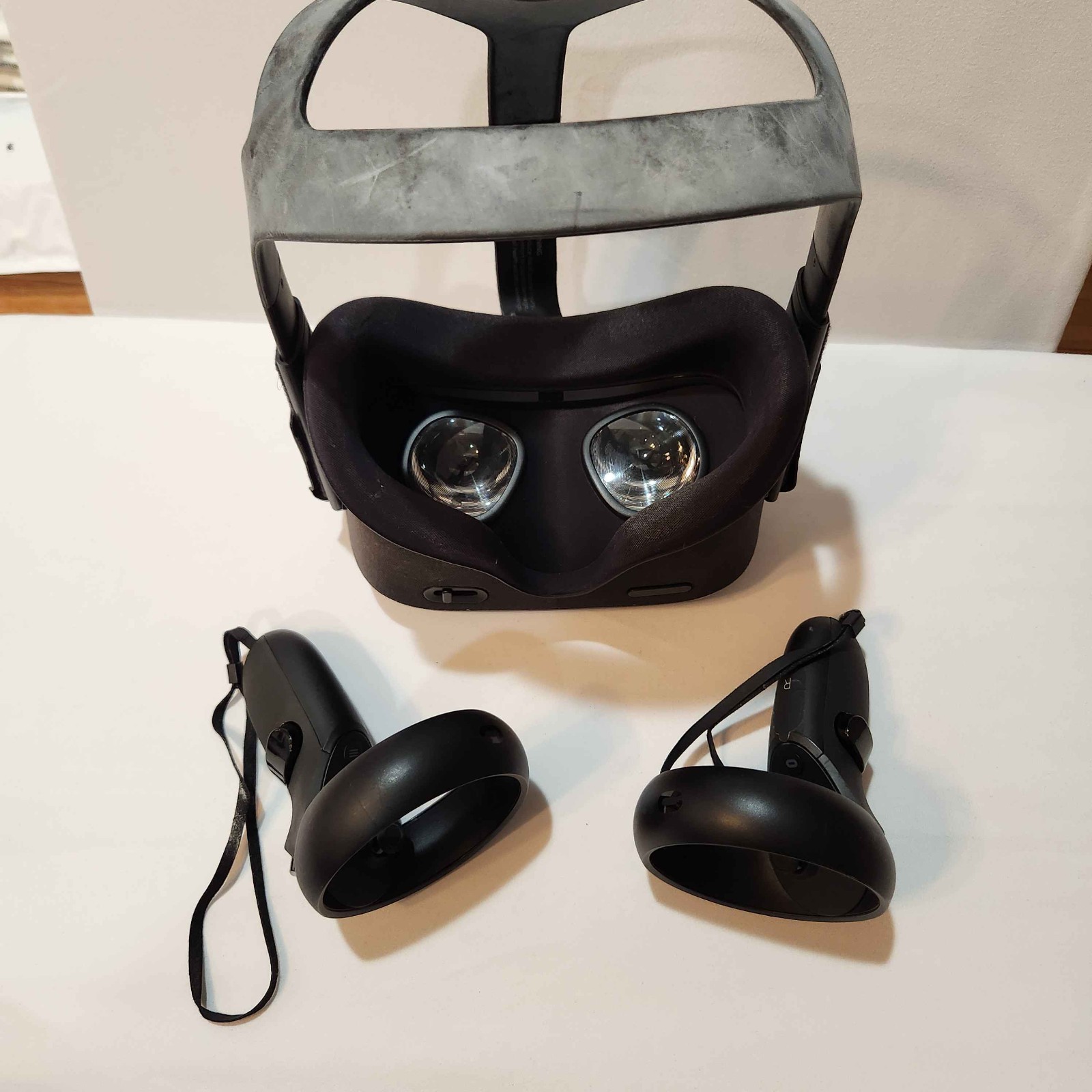 Oculus Quest 1 VR Headset Fully Functional with Controllers + Case