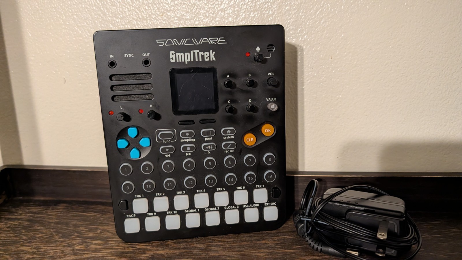Sonicware SmplTrek TRK-010 Sampler & Sequencer