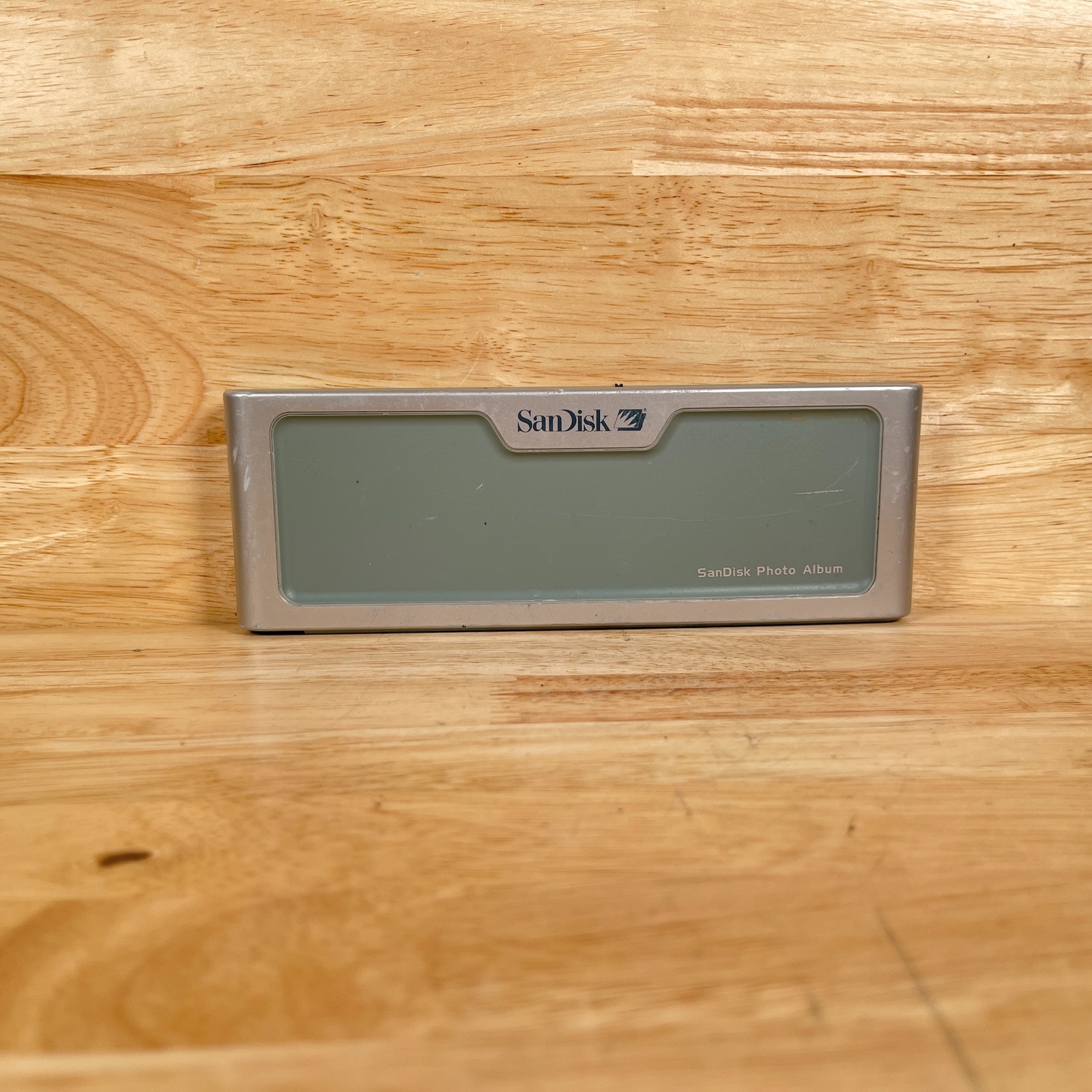 SanDisk SDV2-R Silver Portable Audio/Video Jack Photo Album See Pictures on TV