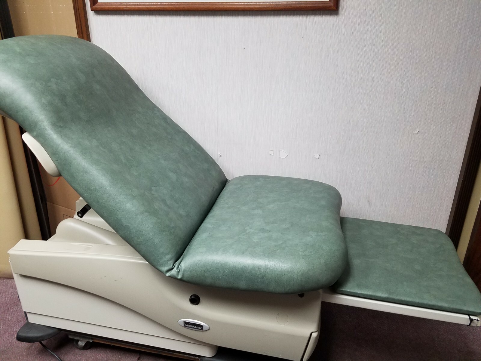Midmark/Ritter 625 ADA Vertical Rise and power back exam table w/hand control