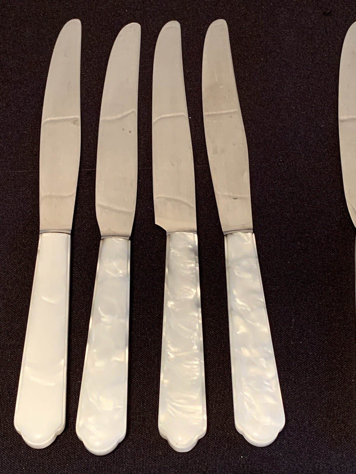 8 Vtg French PEARL Handle Dinner Knives 4 AS DE Trefle 4 ACIER Inoxydable Blades
