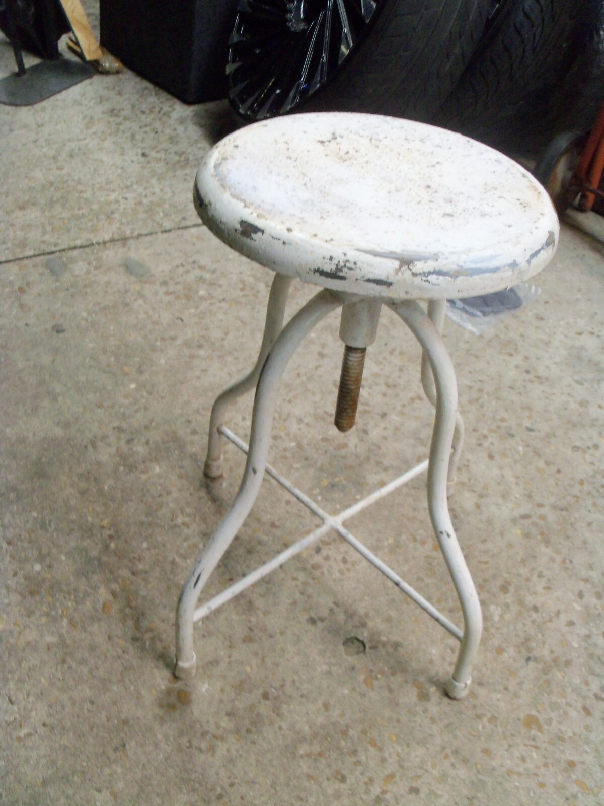 ANTIQUE METAL DOCTOR'S ADJUSTABLE STOOL (POSSIBLY 1930'S)