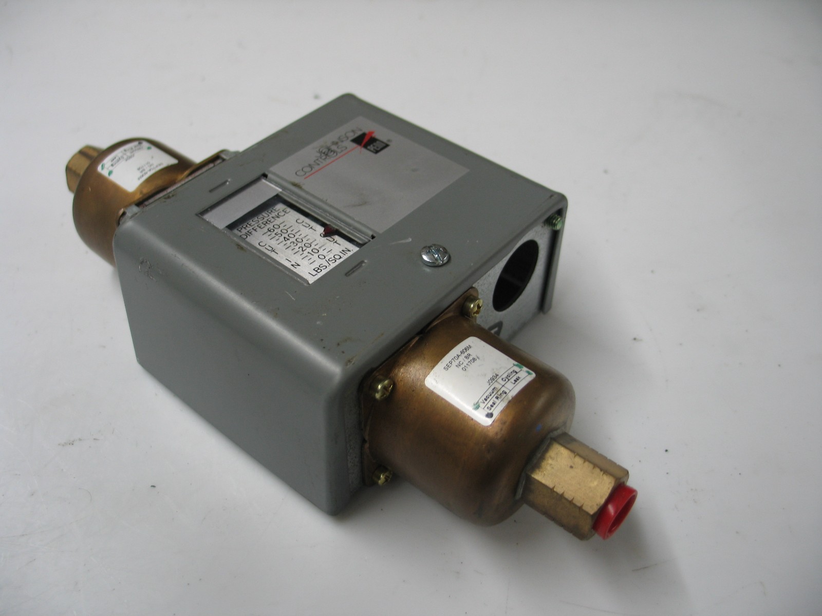 NEW PENN JOHNSON CONTROLS PF4FA-5 DIFFERENTIAL PRESSURE SWITCH 0-60PSI Q0284