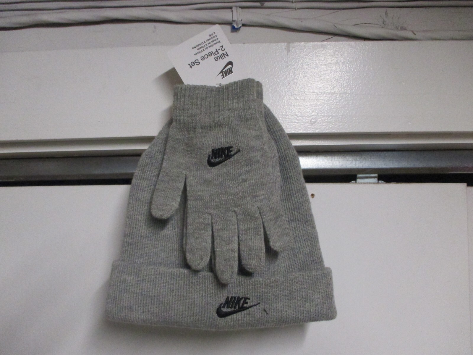 NIKE BOYS WINTER CUFF BEANIE 2 PIECE HAT & GLOVE SET (8/20) NWT GRAY & BLACK LGO