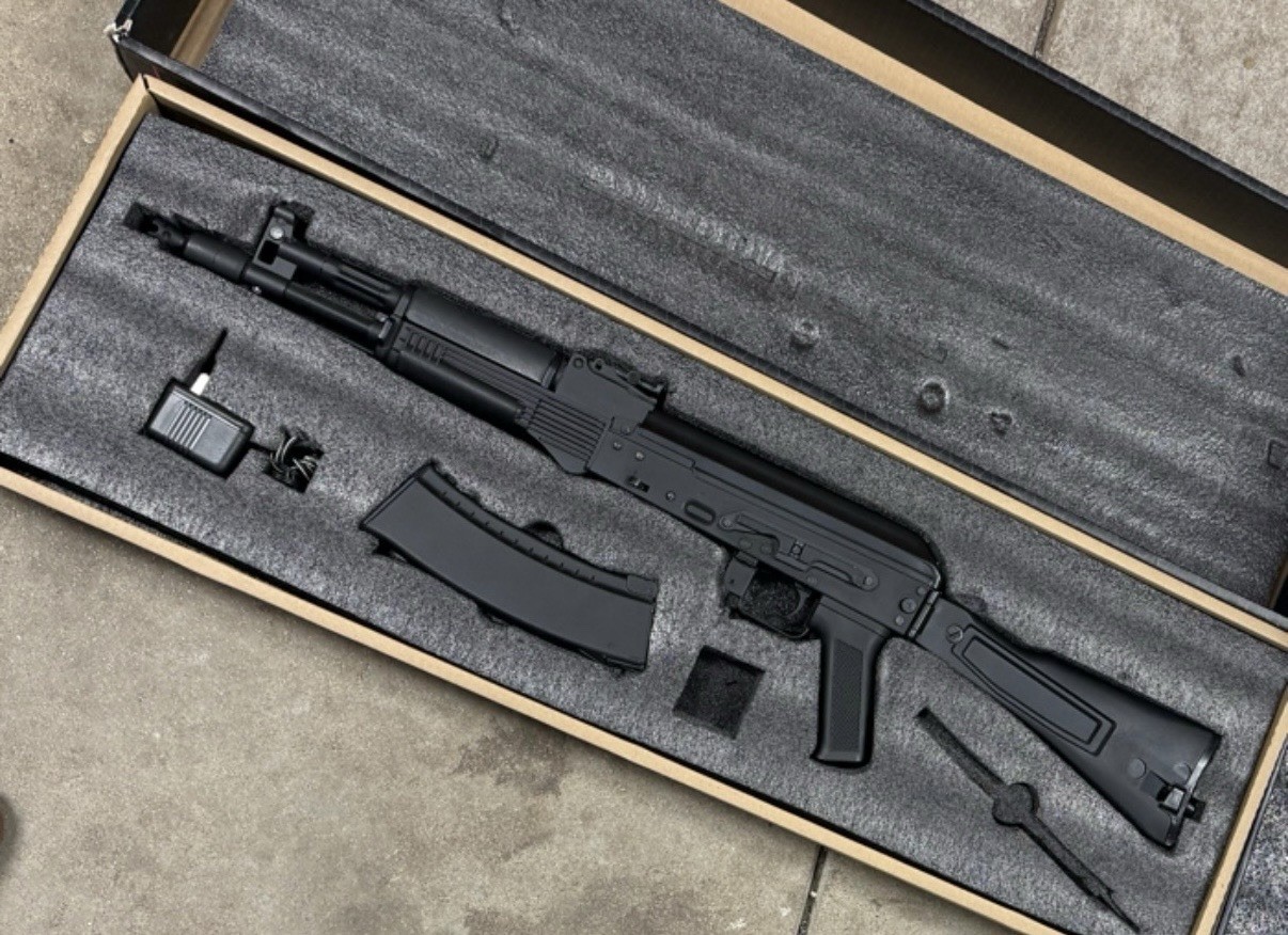 Airsoft Ak105 + 4 Mags + Battery - bundle! (Brand new!)