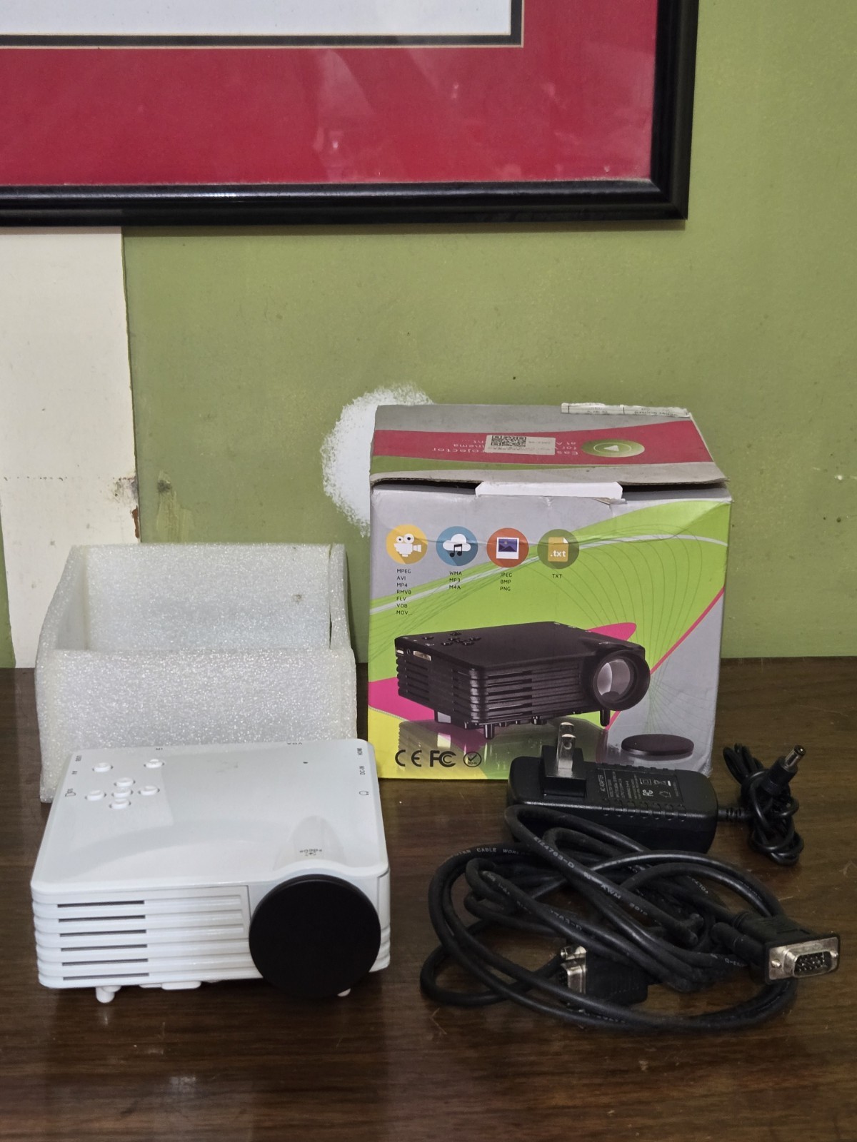 VIVIBRIGHT PORTABLE MINI DIGITAL PROJECTOR W/ VGA CABLE & POEER CORD PRE OWNED