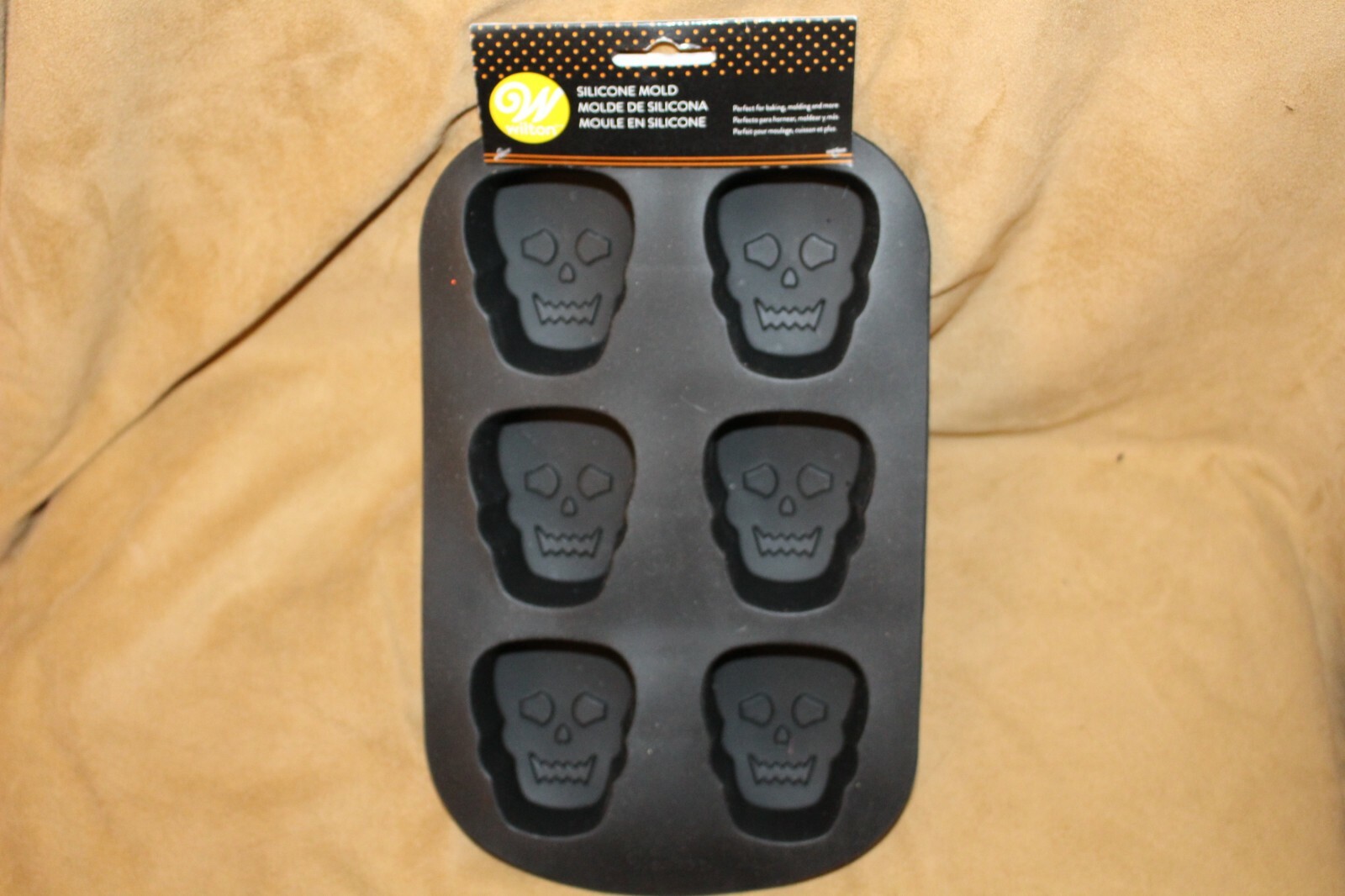 New Halloween Wilton Silicone Tray Mold - 6 Skulls - Brand New