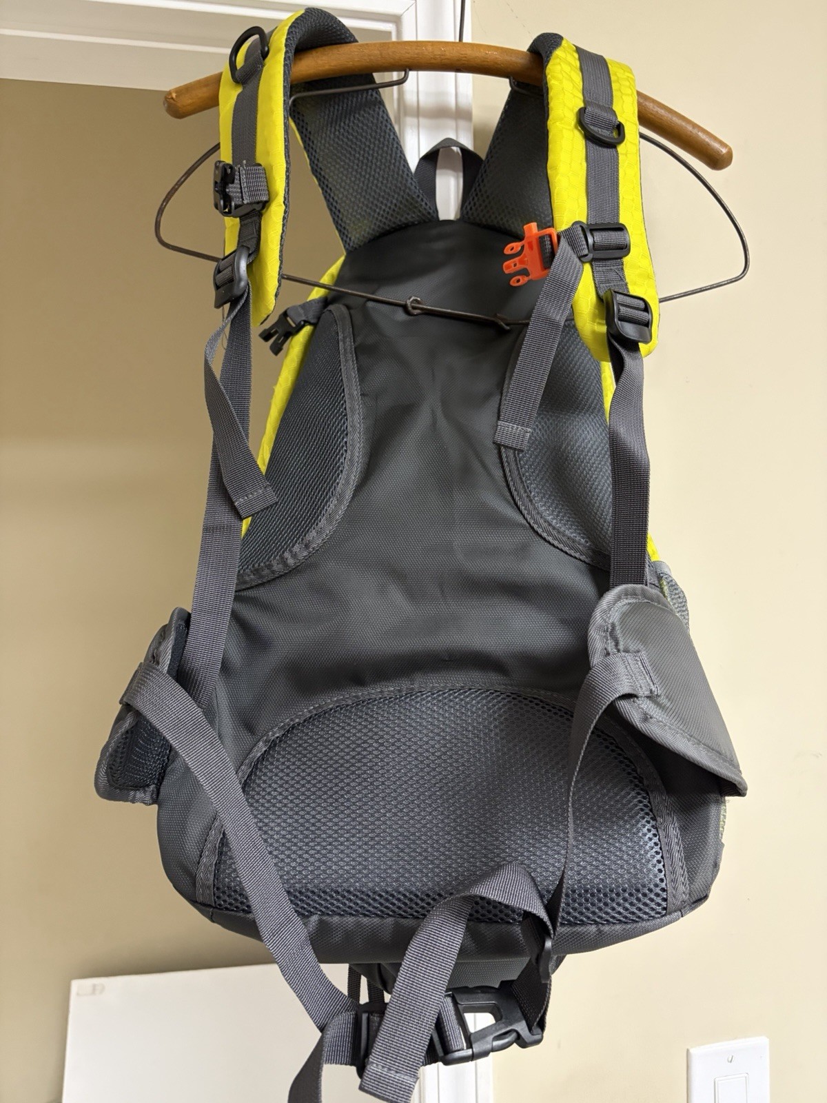NWOT Bug Juice Backpack Yellow Gray Hiking Adjustable Straps Multiple Pockets