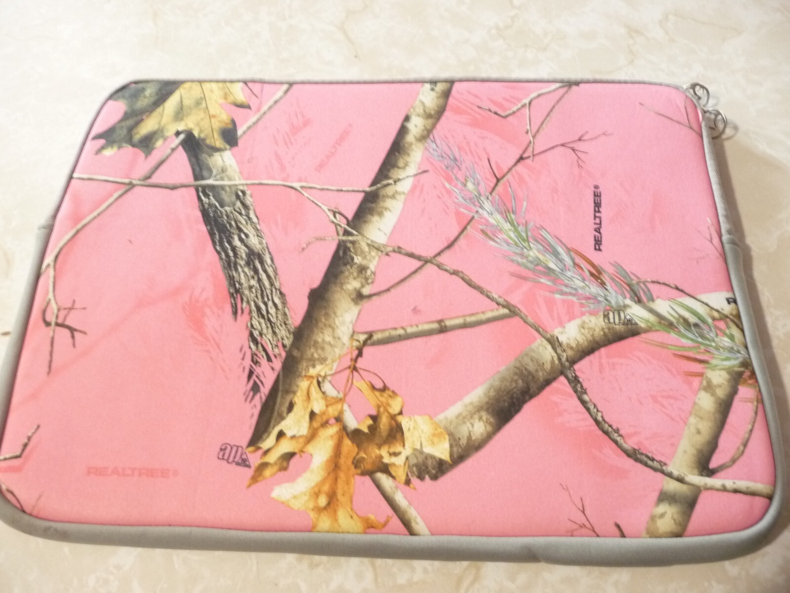 REALTREE BRAND LAPTOP COVER WITH FOAM INSERT AND ZIPPER CLOSE PINK WITH TREES