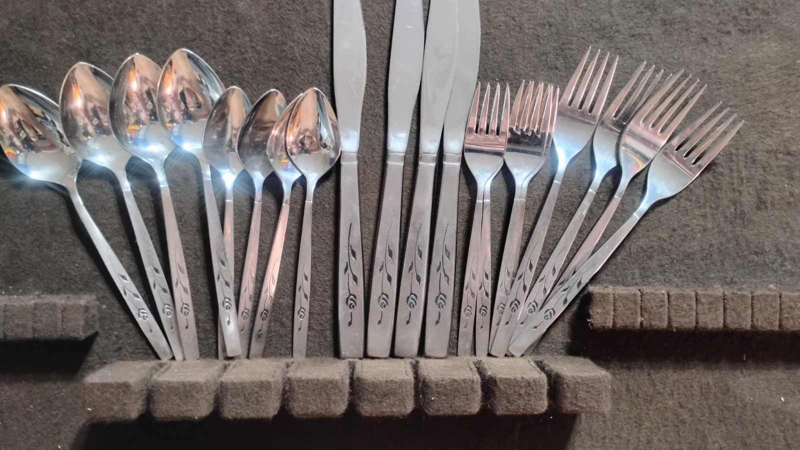 oneida capistrono stainless flatware vintage 20pcs 4 Settings Super Great Cond.