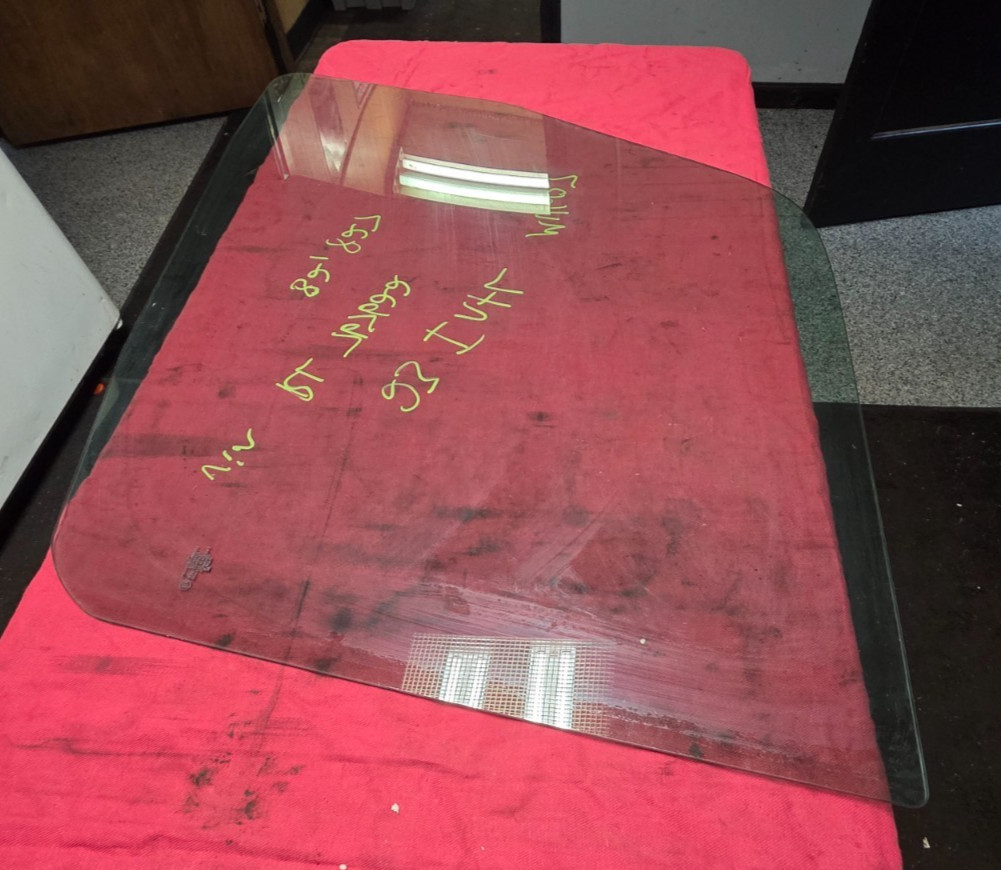 23 INTERNATIONAL MV607 RH / PASSENGER DOOR WINDOW GLASS
