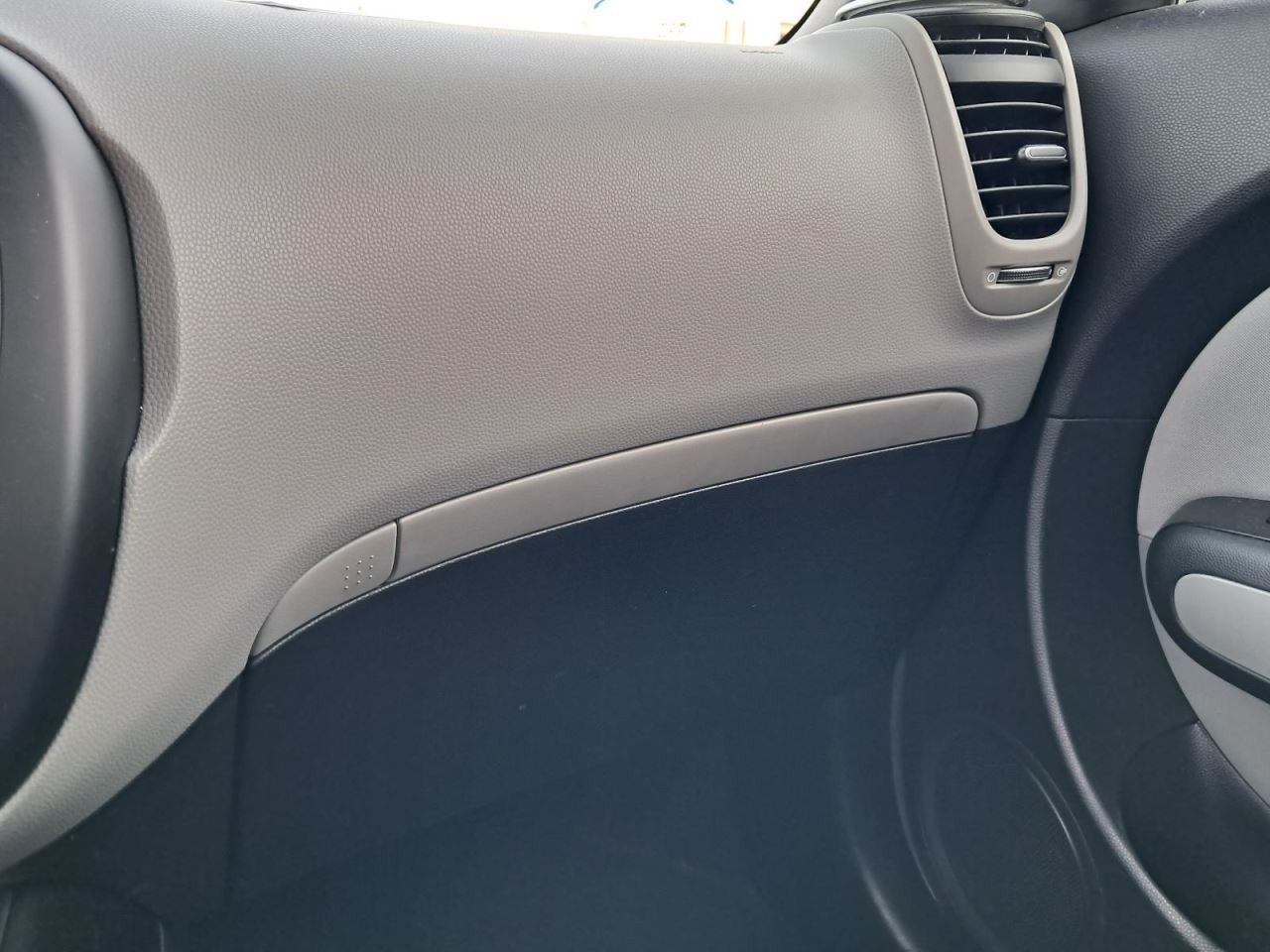 SOUL      2014 Glove Box 4903453