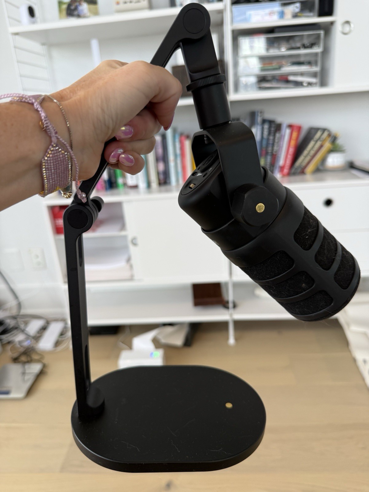 RØDE PodMic Dynamic Broadcast Microphone + RØDE DS2 Stand