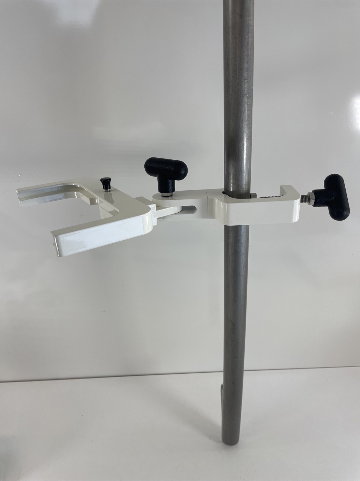 Medical Pole Mounting Bracket for Square Reservoir Container 6"x6"