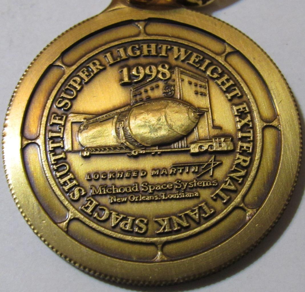 SPACE SHUTTLE SUPER LIGHTWEIGHT EXTERNAL TANK MISSION SUCCESS MEDALLION KEYCHAIN