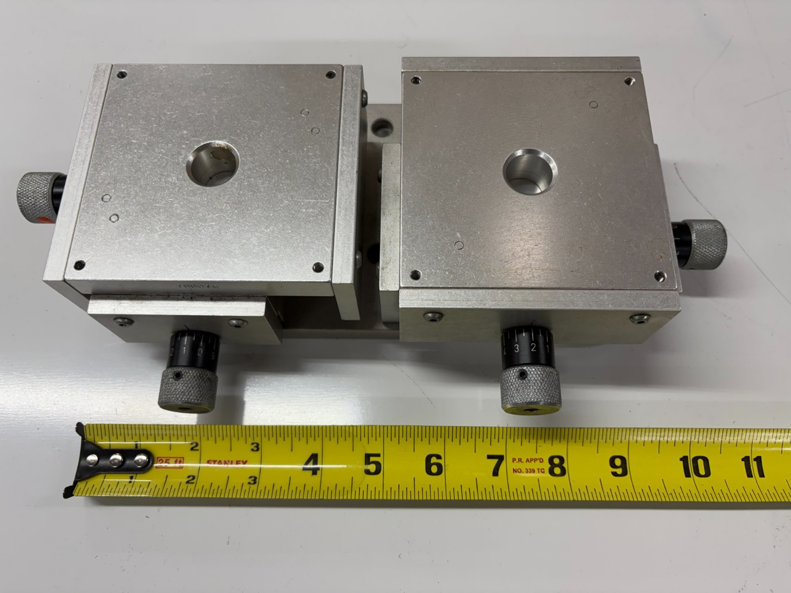Manual Hand Operated XY Translation Table  X-Y Movement Sliding Stage Microscope