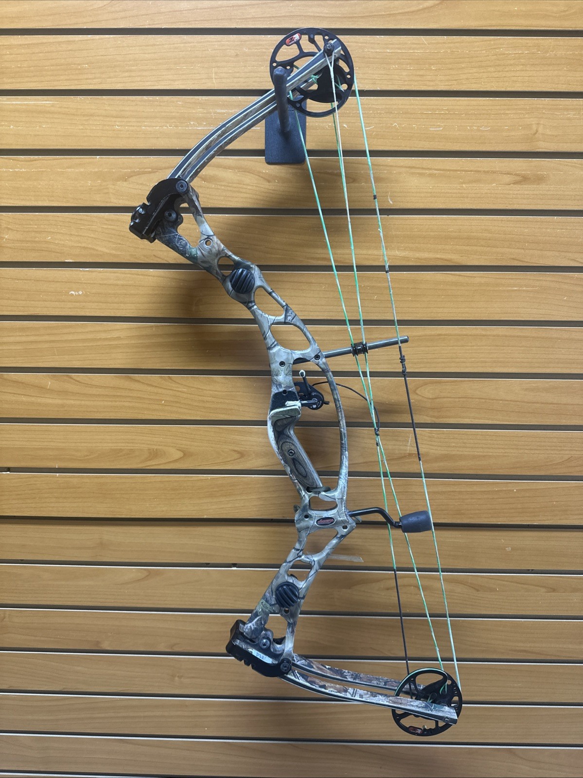 Hoyt Archery - Katera XT 500 Compound Bow - RH - 29” - 60-70#