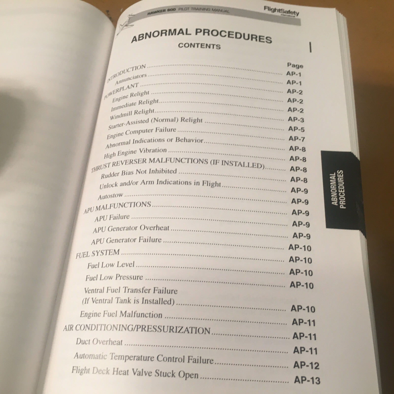 Hawker 800 Pilot Training Manual, Vol. 1, Operational Information