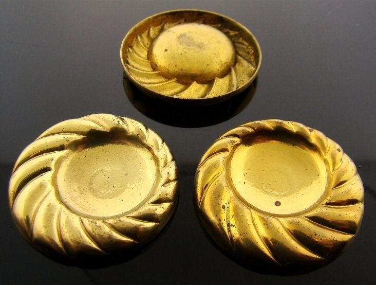 6 VINTAGE BRASS 26mm. TWISTED OFF CENTER ROUND 15mm. DECO FINDING SETTINGS 1065