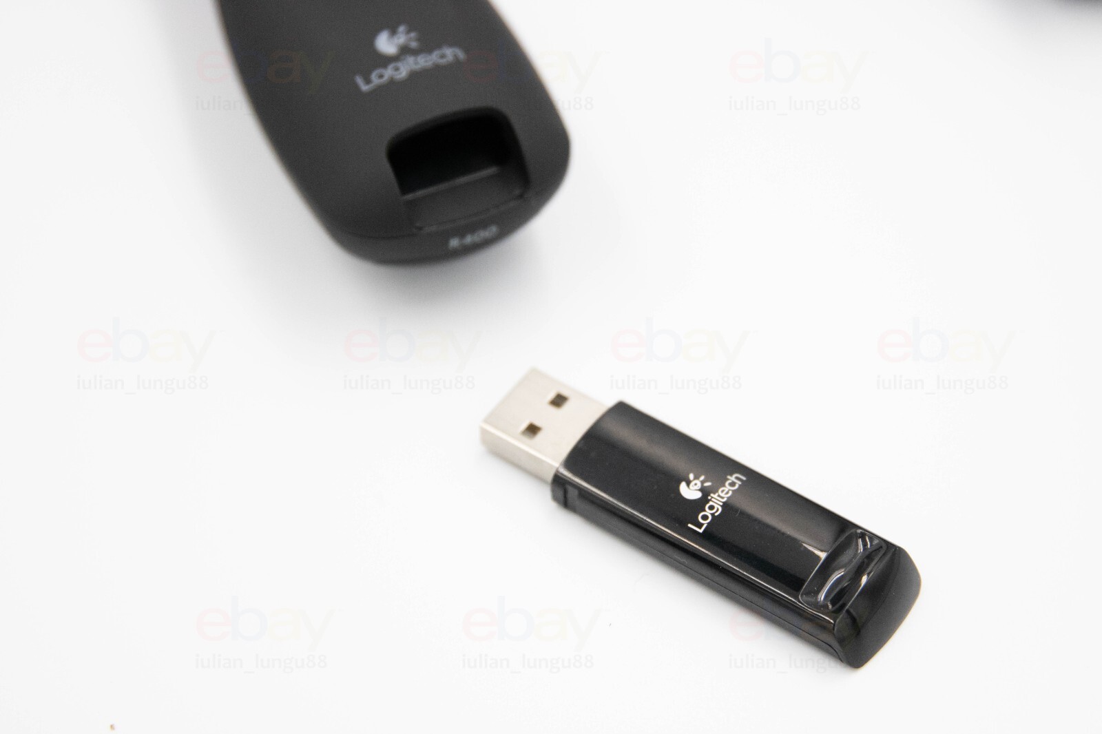 2x Logitech R400 Wireless presenter + carying bag