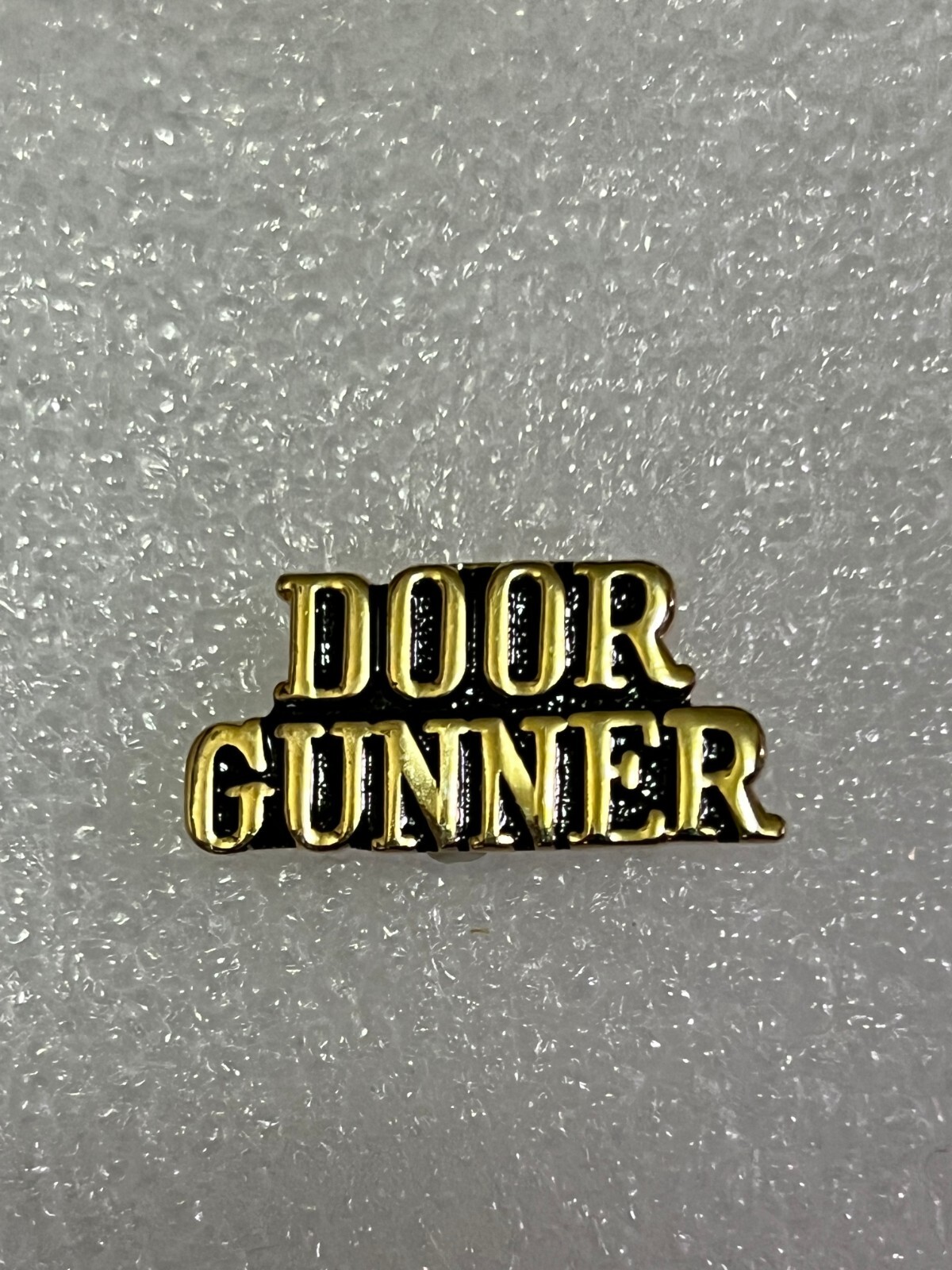 US ARMY DOOR GUNNER HAT PIN  (EE P15164 )