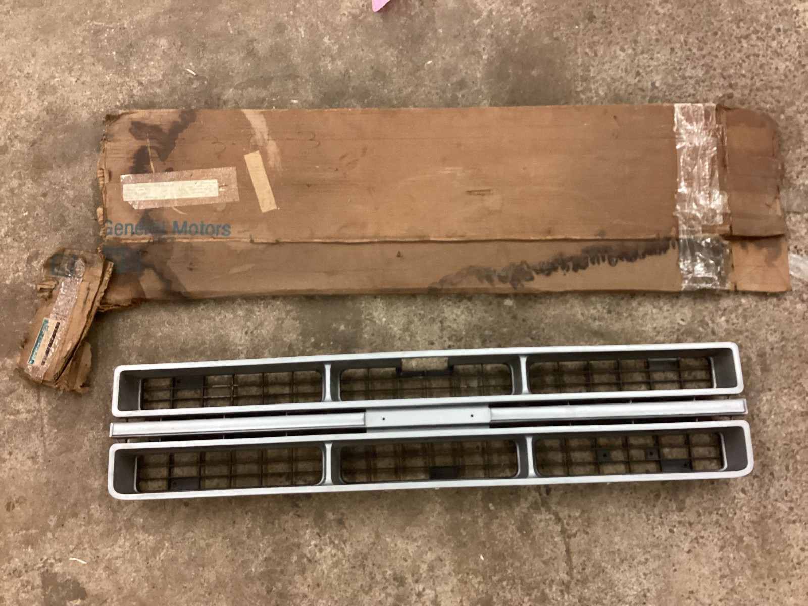 NOS 1975 75 1976 76 GMC Pickup Suburban Sierra Jimmy Square Body Grille 343987