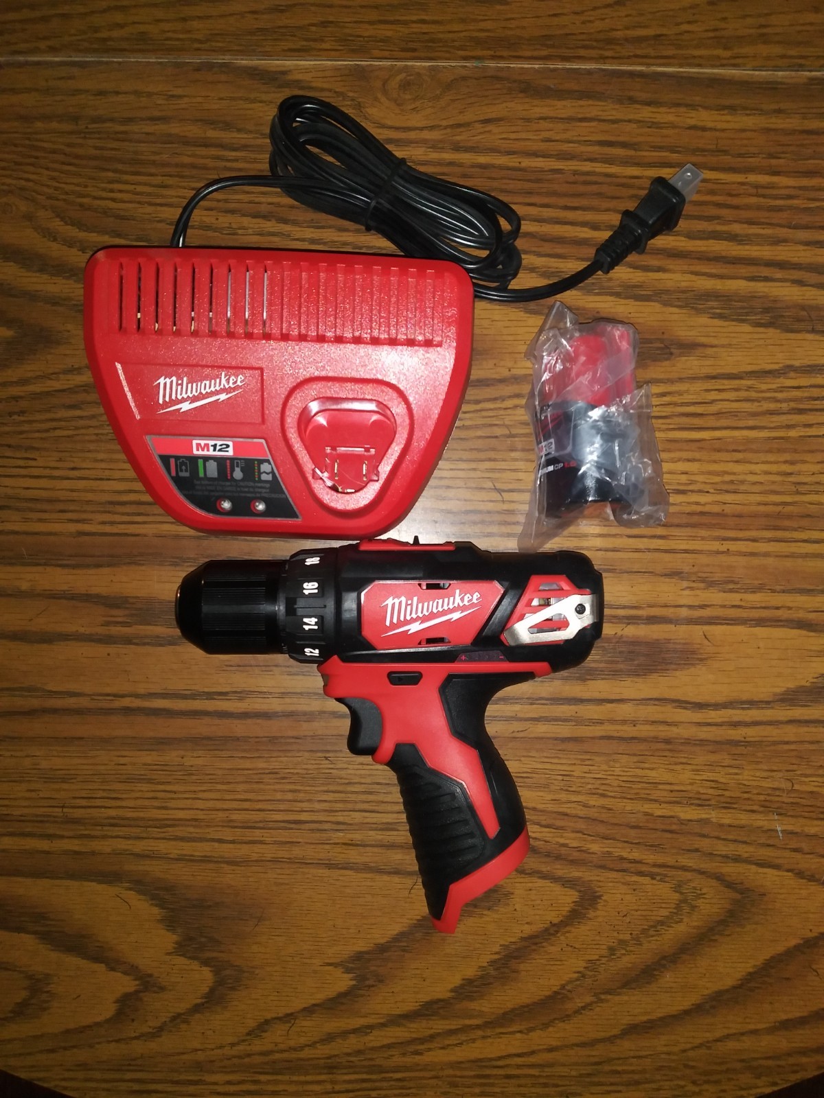 Milwaukee 2407-20 Drill/Driver w/Charger & Battery