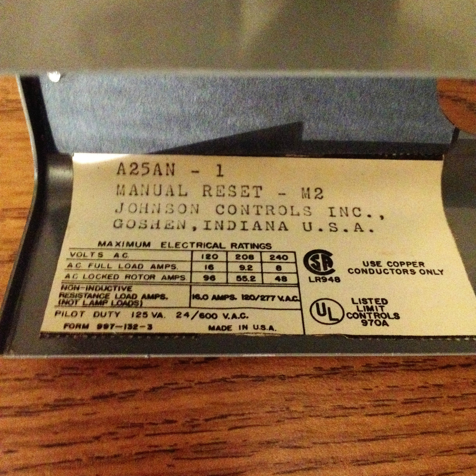 PENN JOHNSON CONTROLS A25AN-1 25 / 200 F TEMPERATURE CONTROLLER