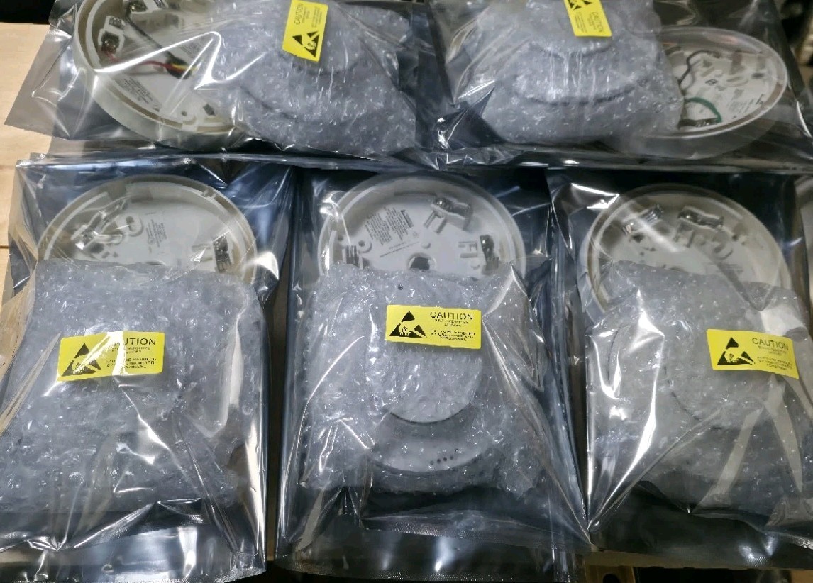 Siemens  ILI-1 Ionization Smoke Detectors (Lot of 5) With Bases.
