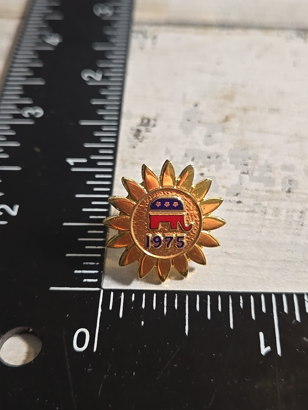 1975 Republican GOP Elephant Sun - Political Lapel Pin M5