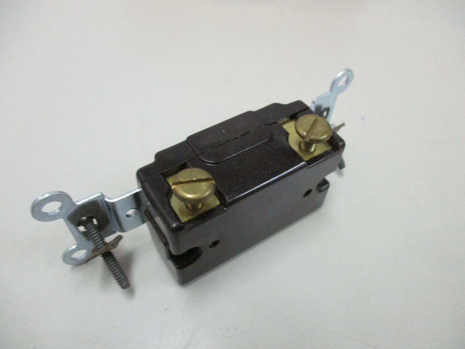 Leviton 5511 Lock Type Quiet Single Pole Flush Toggle Switch 15A-120V-277VAC (6)