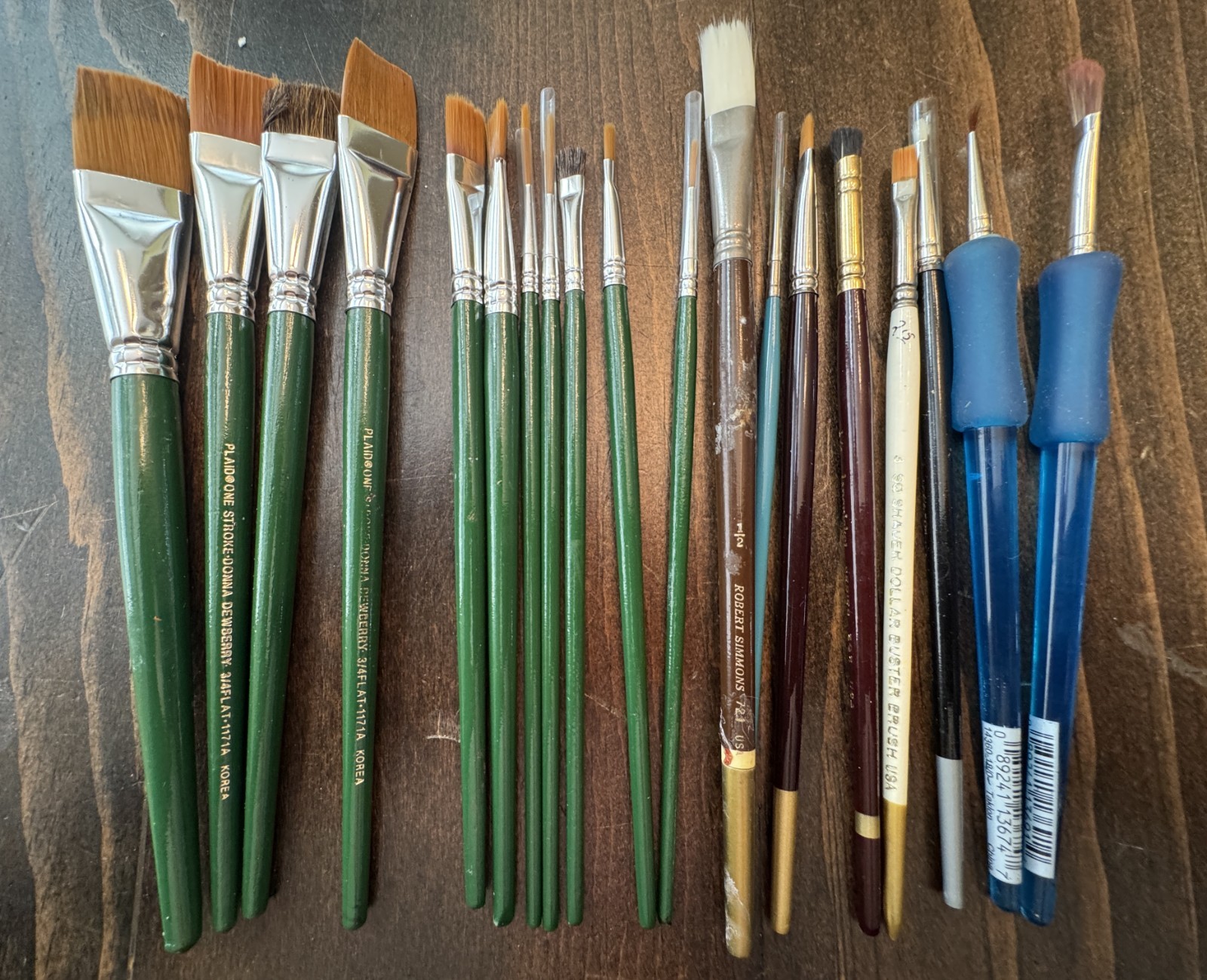 ASSORTED PAINT BRUSHES PLAID ONE STROKE DONNA DEWBERRY, ROBERT SIMMONS LOT OF 19